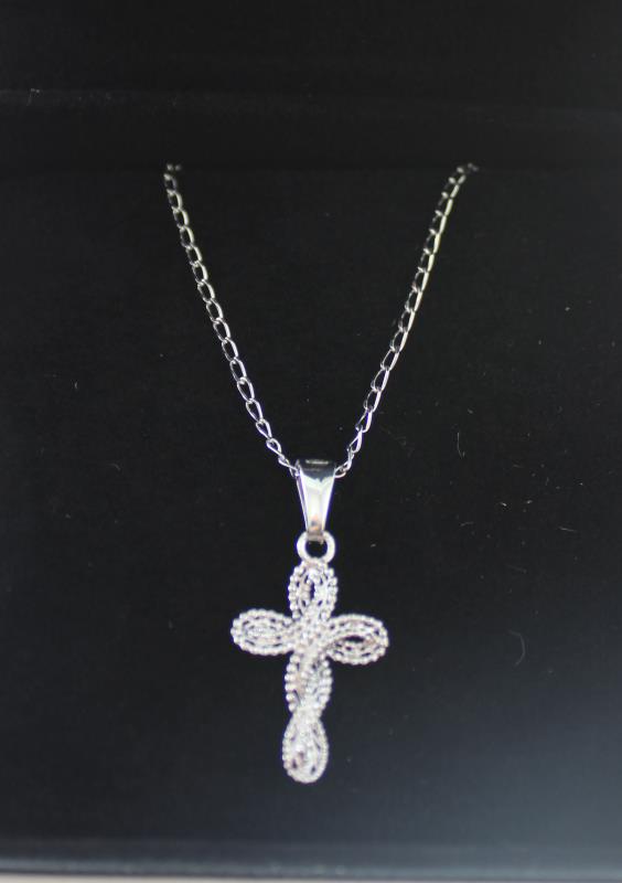 collana in argento con croce filigrana