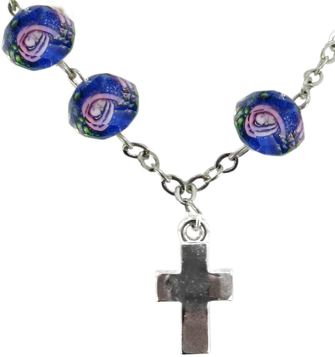 braccialetto con grani di diametro 7 mm in vetro sfaccettato di colore blu con fiori di colore rosa. 