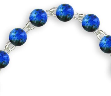 braccialetto con palline in vetro maculato di colore blu e croce 